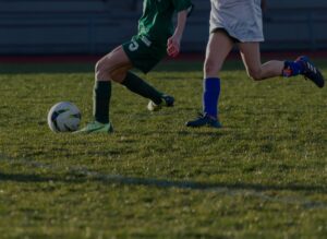 Fussball ist ein intensiver Sport, der das Kniegelenk enorm fordert.