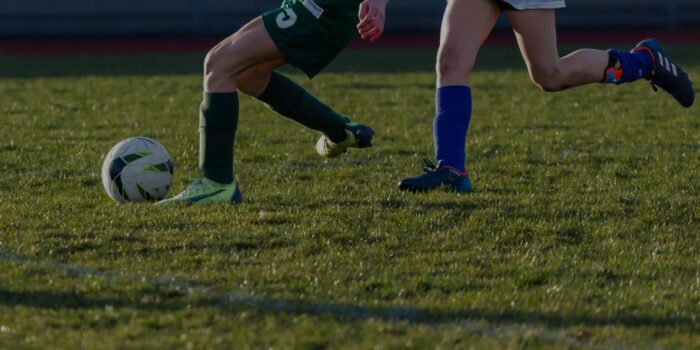 Fussball ist ein intensiver Sport, der das Kniegelenk enorm fordert.